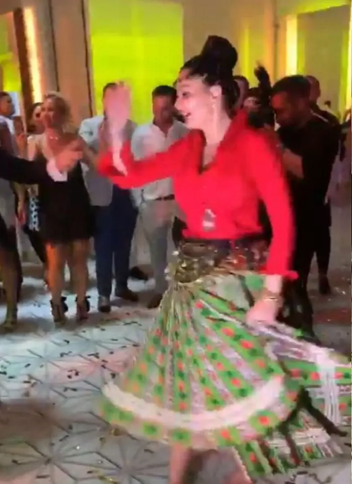 La final, Brigitte s-a îmbrăcat în straie țigănești.