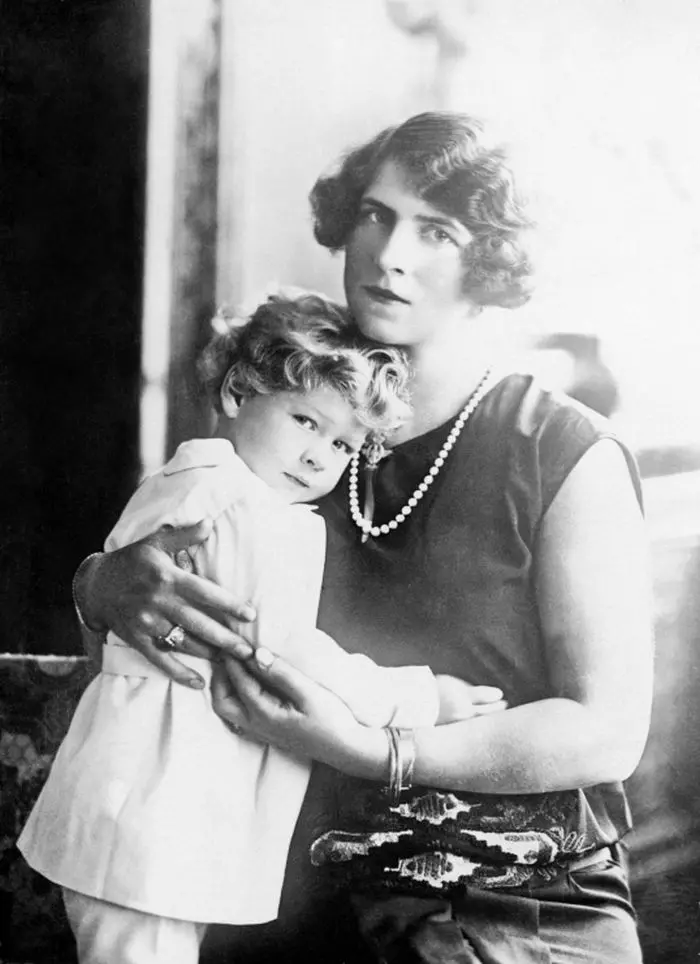 1925 – Prințesa Elena a României, soția Prințului Carol, împreună cu fiul lor, Prințul Mihai