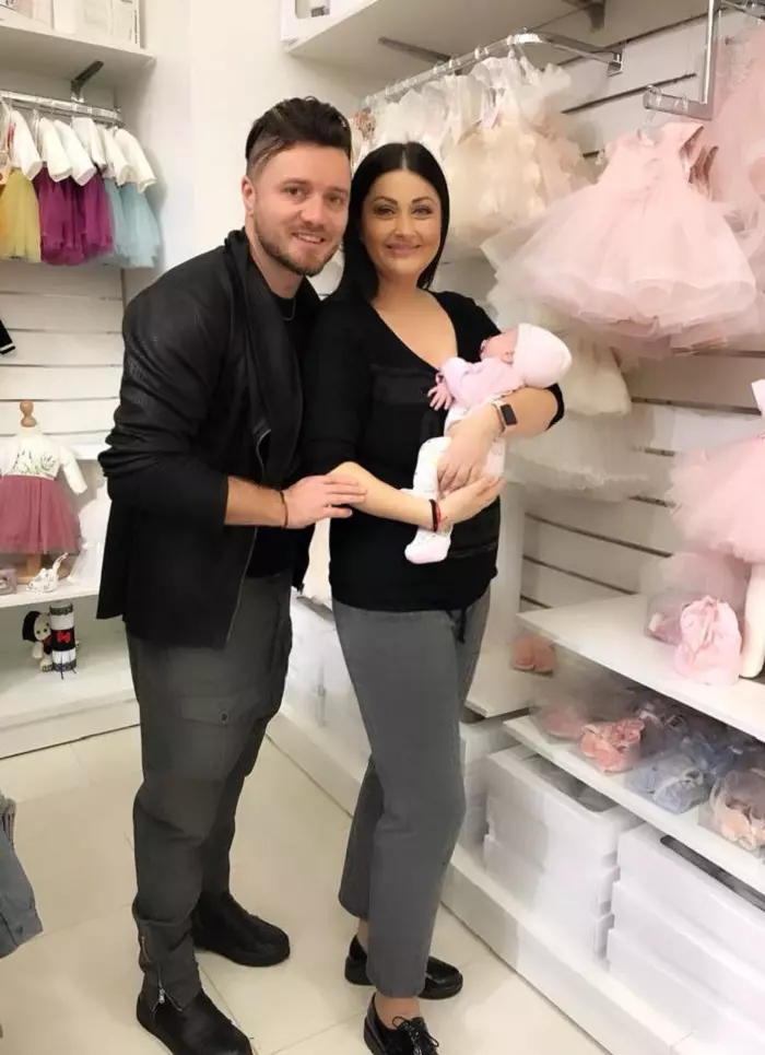 Tavi Clonda şi Gabriela Cristea care o ţine în braţe pe Victoria