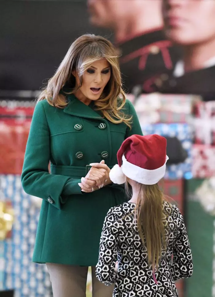 Melania Trump alături de mai mulţi părinţi
