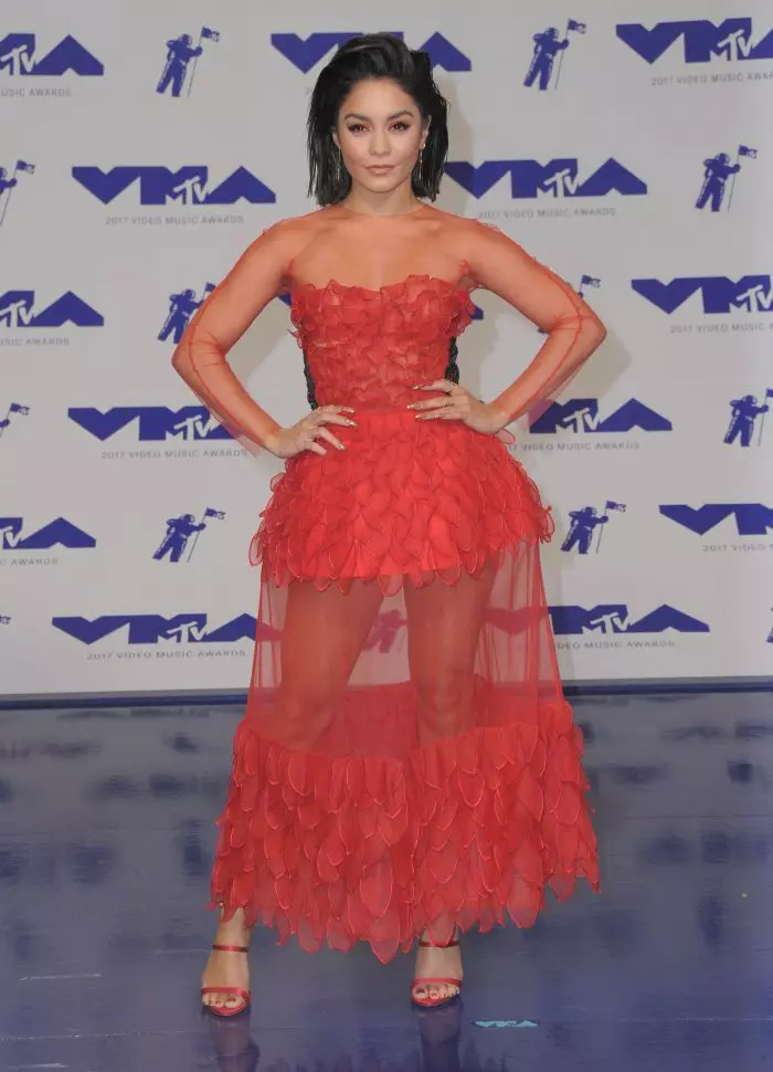 Vanessa Hudgens a făcut furori într-un outfit Yanina Couture, la care a asortat sandale Sophia Webster.