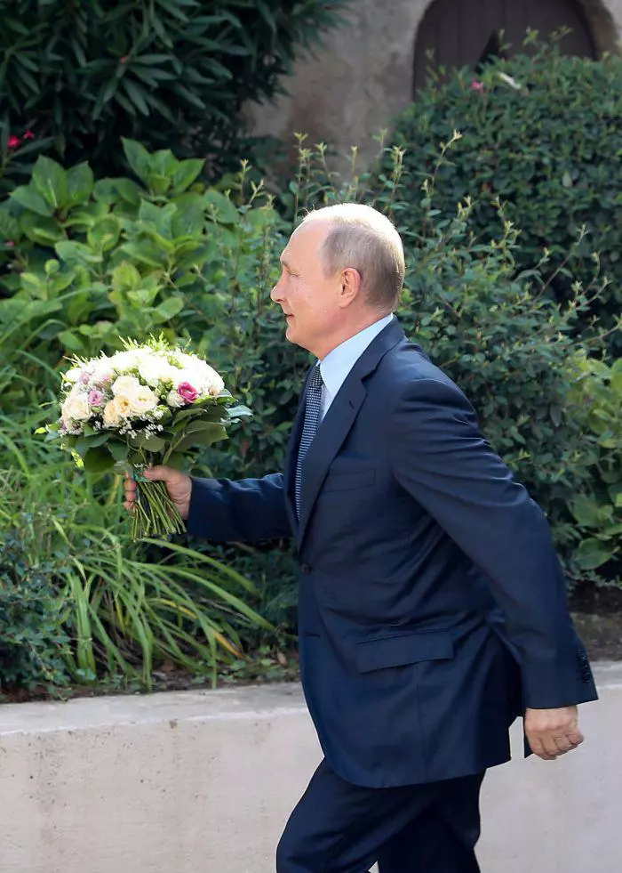 Vladimir-Putin-alaturi-de-Brigitte-Macron-si-Emmanuel-Macron-1