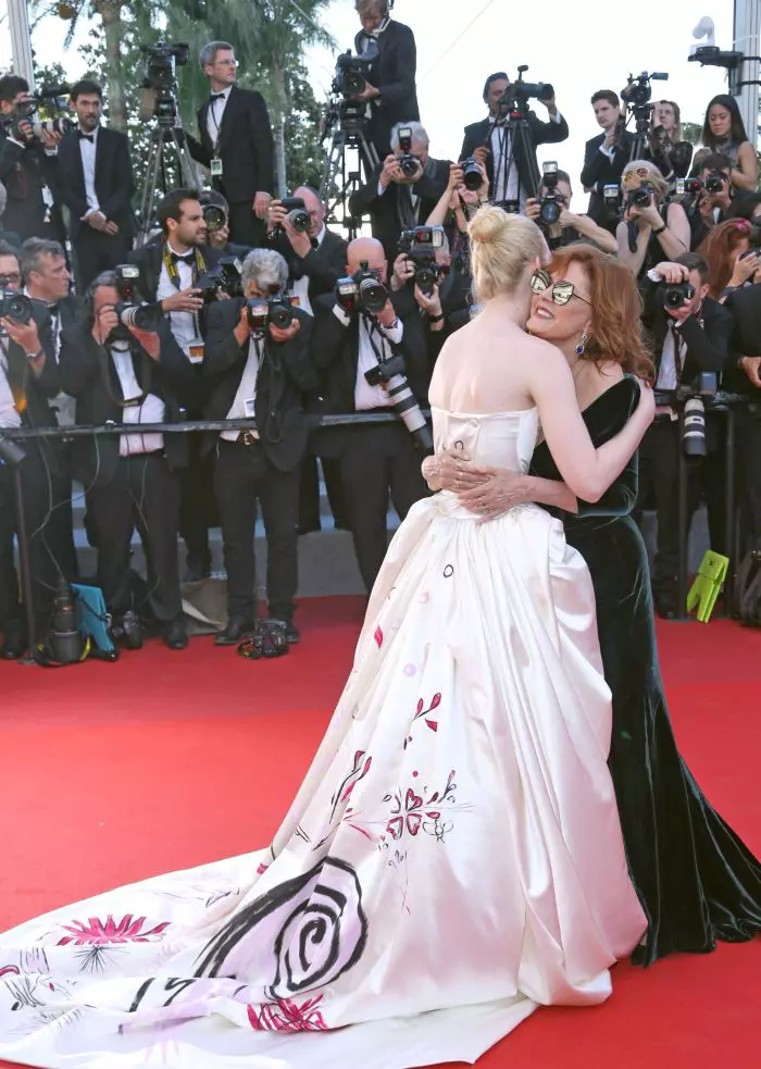 Susan Sarandon și Elle Fanning se îmbrățișează pe covorul roșu.