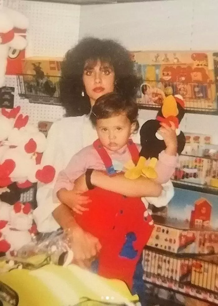 Antonia, alături de mama ei.