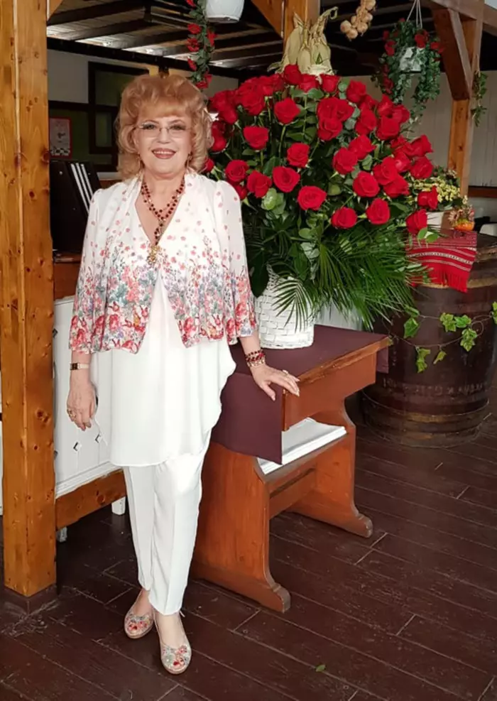 Corina Chiriac este una dintre artistele anilor 80 care a reușit să țină pasul cu timpurile și să fie o prezență constantă pe micile ecrane. 
