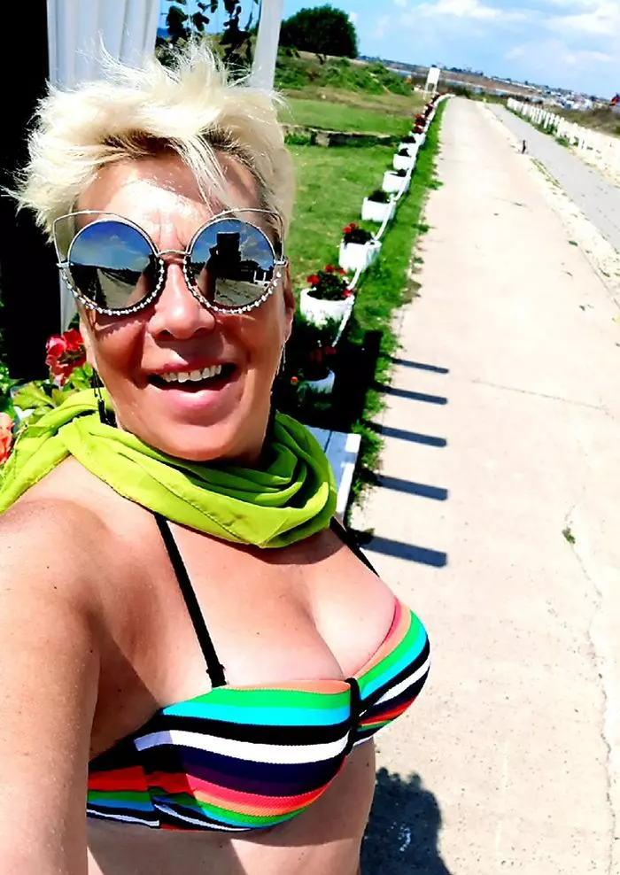 Silvia Dumitrescu poartă costum de baie