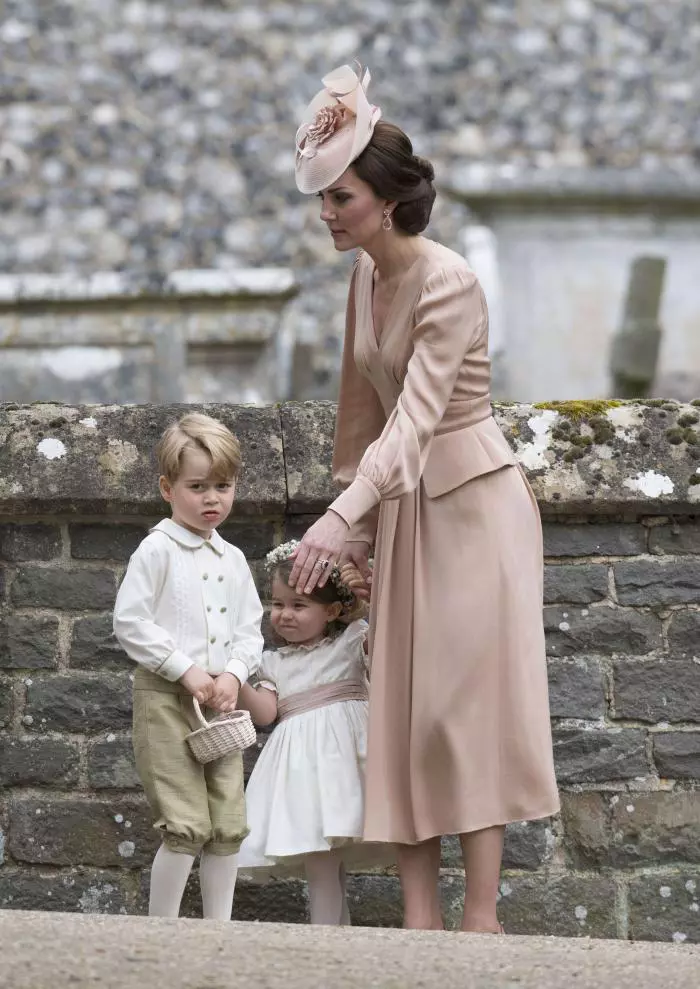 Printul George, alaturi de mama si surioara lui