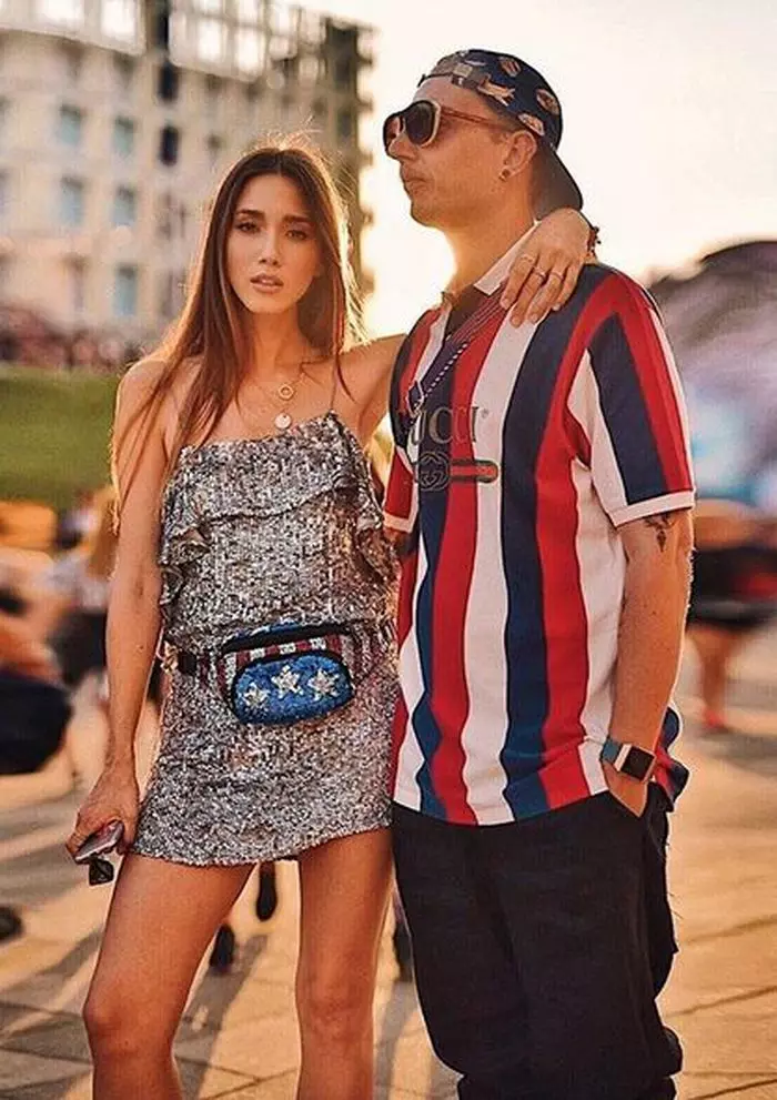 Diana Enciu (rochie PNK Casual) și Otravă (tricou Gucci)