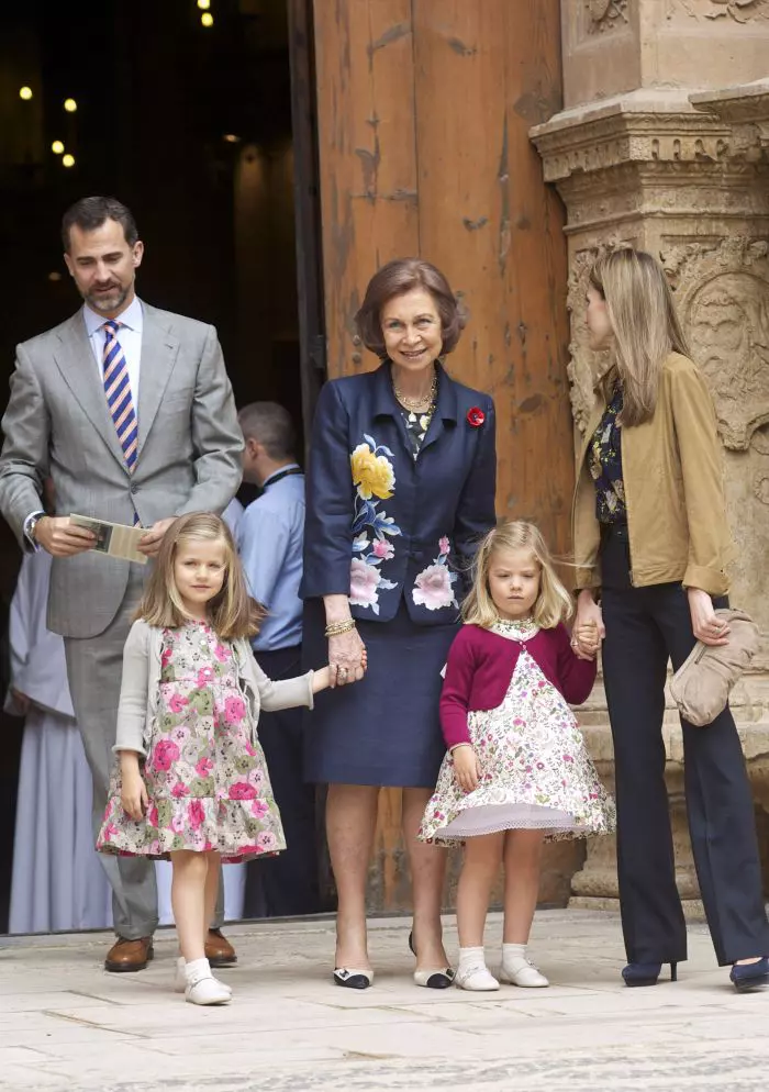 Regina Sofia a Spaniei, alături de Prințesele Leonor și Sofia, și pe atunci, Prințul Felipe și Prințesa Letizia.