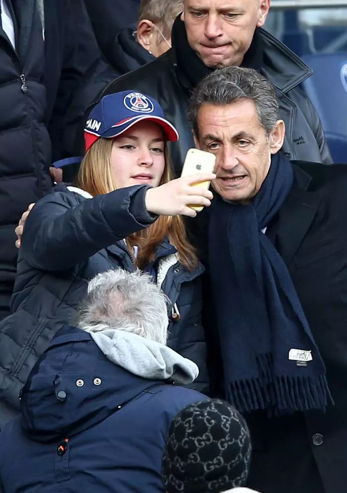 Și  fostul președinte francez Nicolas Sarkozy e fan selfie...