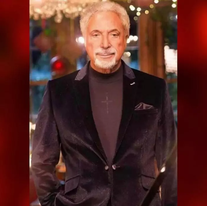 Controversata viață amoroasă a lui Tom Jones. I-au trecut 250 de femei prin pat, deși nu s-a despărțit niciodată de soție