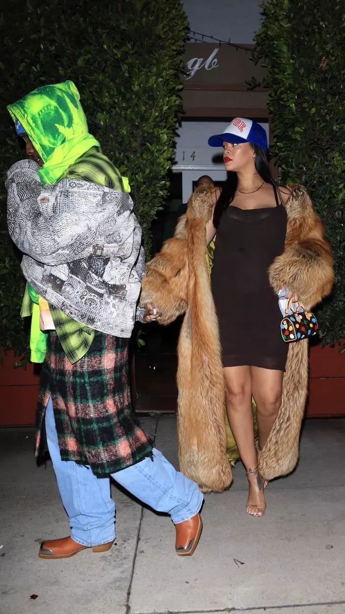 rihanna-iesire-in-oras-cu-iubitul-ei-si-fiul-lor.-cum-s-au-asortat-aap-rocky-si-bebelusul-8