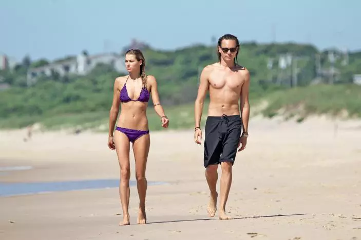 Modelul Jessica Hart și prietenul ei, muzicianul Nick Potts, la plimbare pe Montauk Beach din The Hamptons.