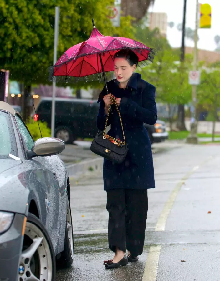 ploua-dita-von-teese.jpg