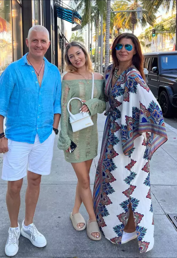 295670189609218250563121678647853451228140n-704x1024-1