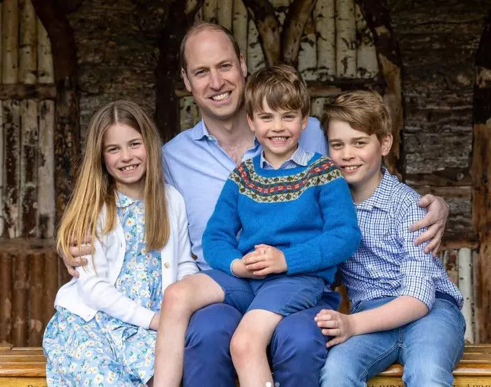 Printul George, alaturi de Printul William si fratii lui, Charlotte si Louis