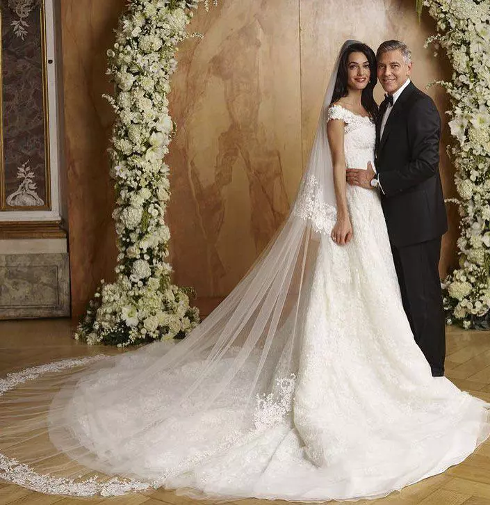 10. Rochia de mireasă a lui Amal Clooney – 380.000 de dolari
