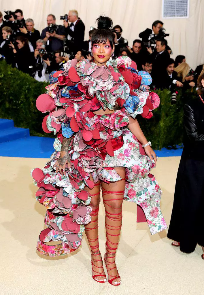 Rihanna într-o ținută Comme des Garcons (2017)