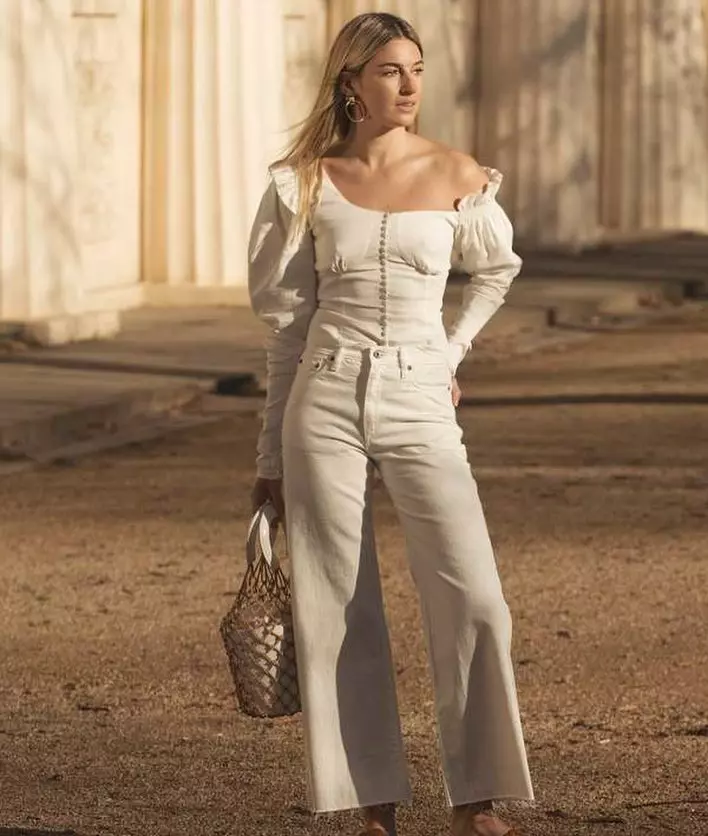 Ce ai zice de o ținută all white? Mixează o pereche de jeanși albi evazați cu o bluzp albă… poate una în stil roial. Umeri cu o croiala inedită și nasturi. Geanta poate face excepție de la regulă.