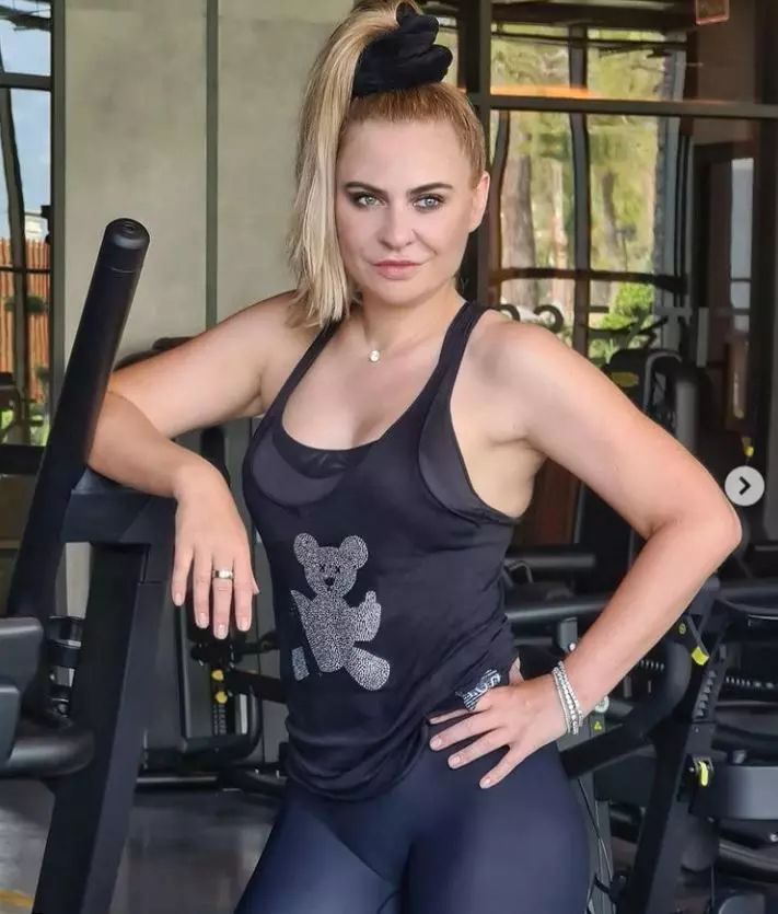 adina-buzatu-sedinta-foto-incendiara-a-pozat-nud-in-mijlocul-a-5-barbati_5