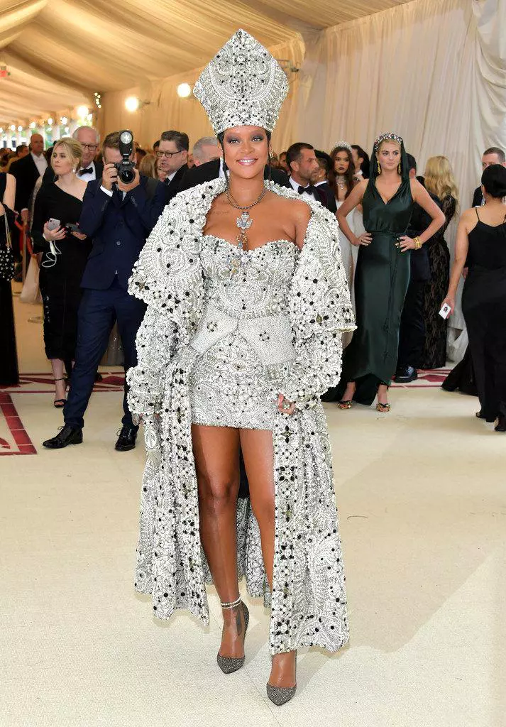Rihanna într-o ținută Maison Margiela (2018)