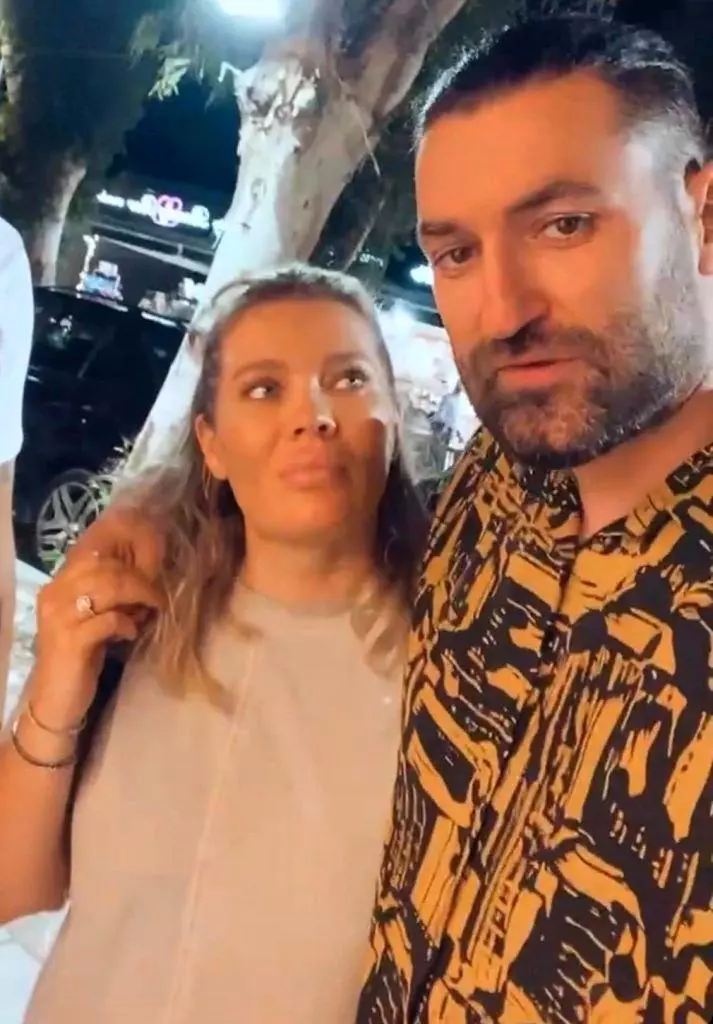 Smiley-declara_ie-de-dragoste-Gina-Pistol-2-713x1024