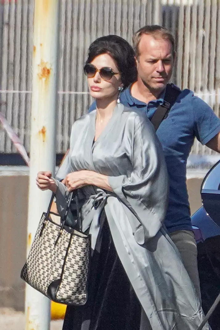 Angelina Jolie, împreună cu băieții ei, la filmările pentru „Maria”. Cum o ajută Maddox și Pax pe mama lor
