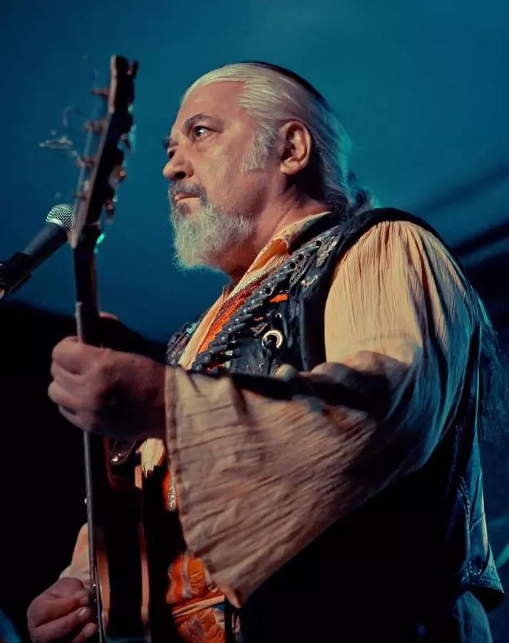 44576943_1625047200930425_7239540309418311680_n-1