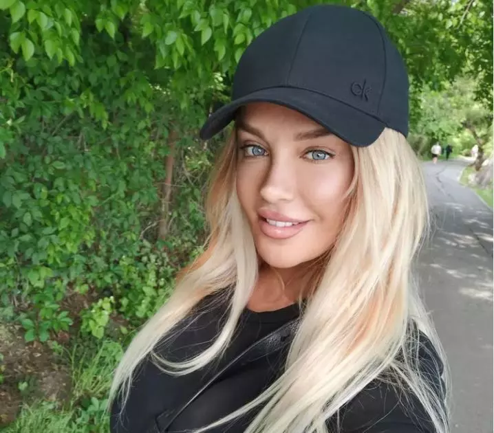 tania-budi-chip-de-papusa-la-54-de-ani-selfie-ul-care-i-a-cucerit-pe-fani-cea-mai-frumoasa-femeie_5_size24