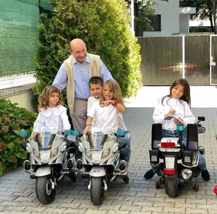 Traian-Basescu-si-nepotii