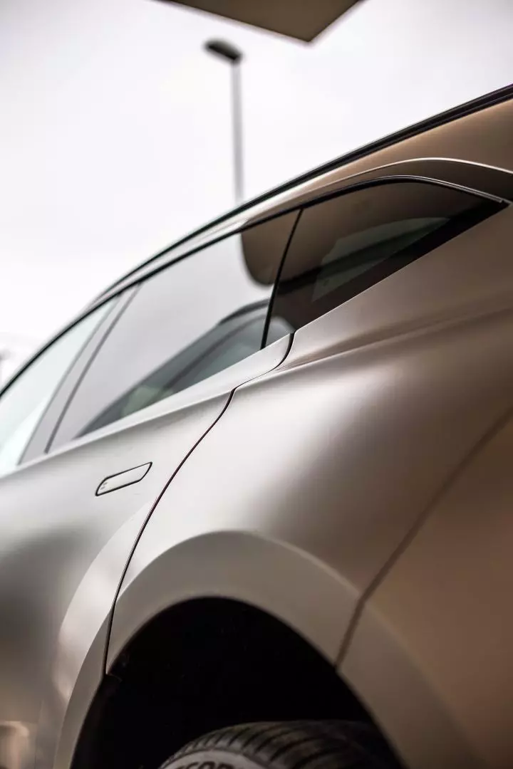 Aston Martin DBX 019