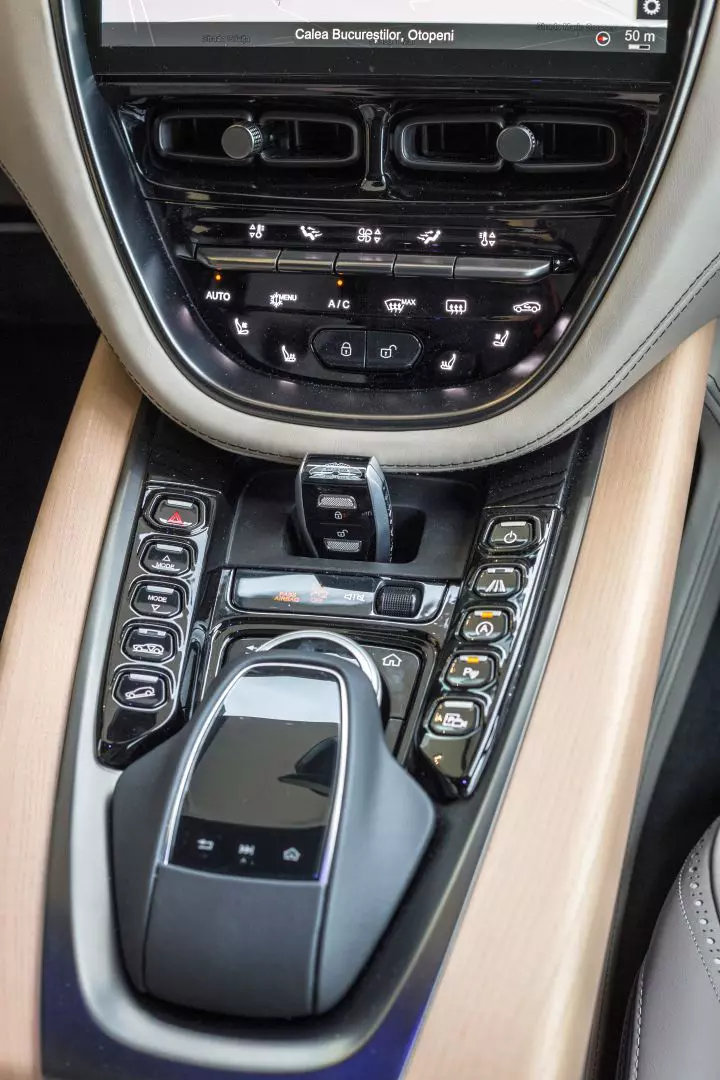 Aston Martin DBX 025