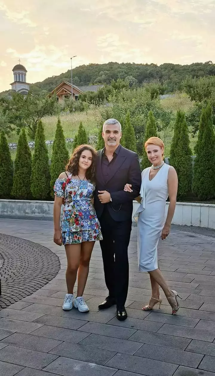monica-davidescu-alaturi-de-familia-sa