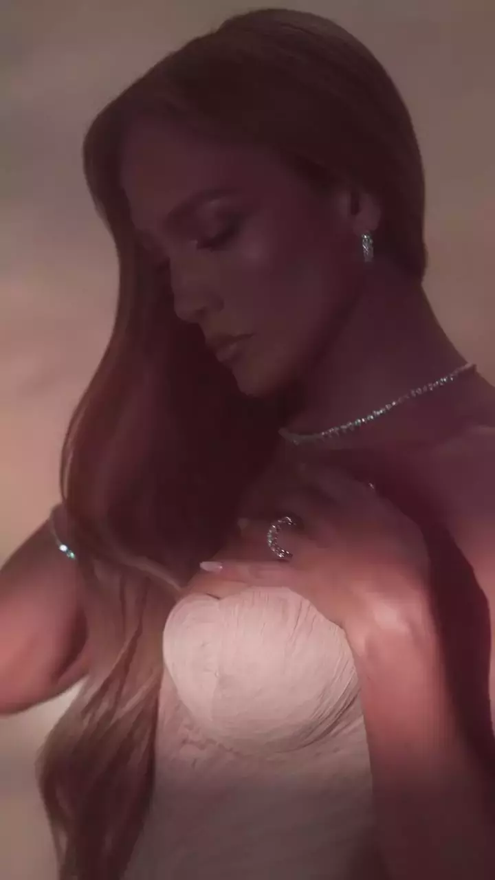 jennifer-lopez-intr-o-rochie-creata-de-maria-lucia-hohan-5