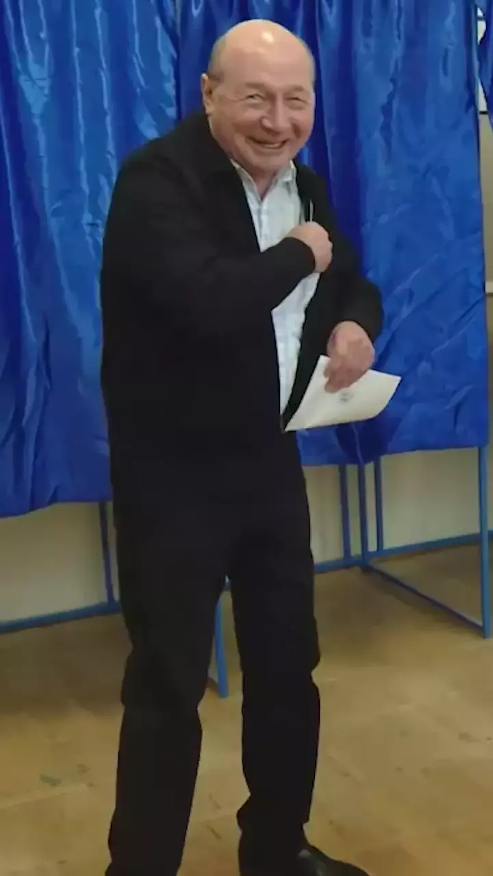 traian-basescu-la-vot-primul-tur-alegeri-prezidentiale-mai-2025
