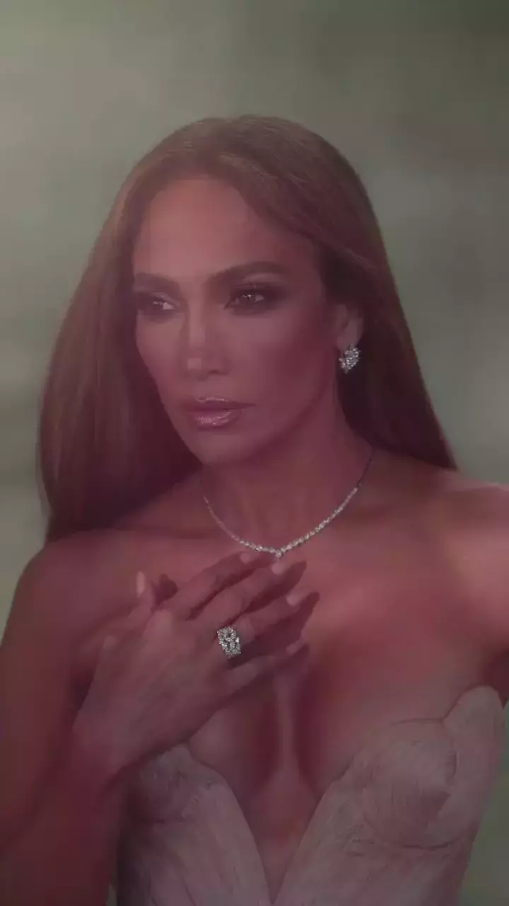 jennifer-lopez-intr-o-rochie-creata-de-maria-lucia-hohan-1