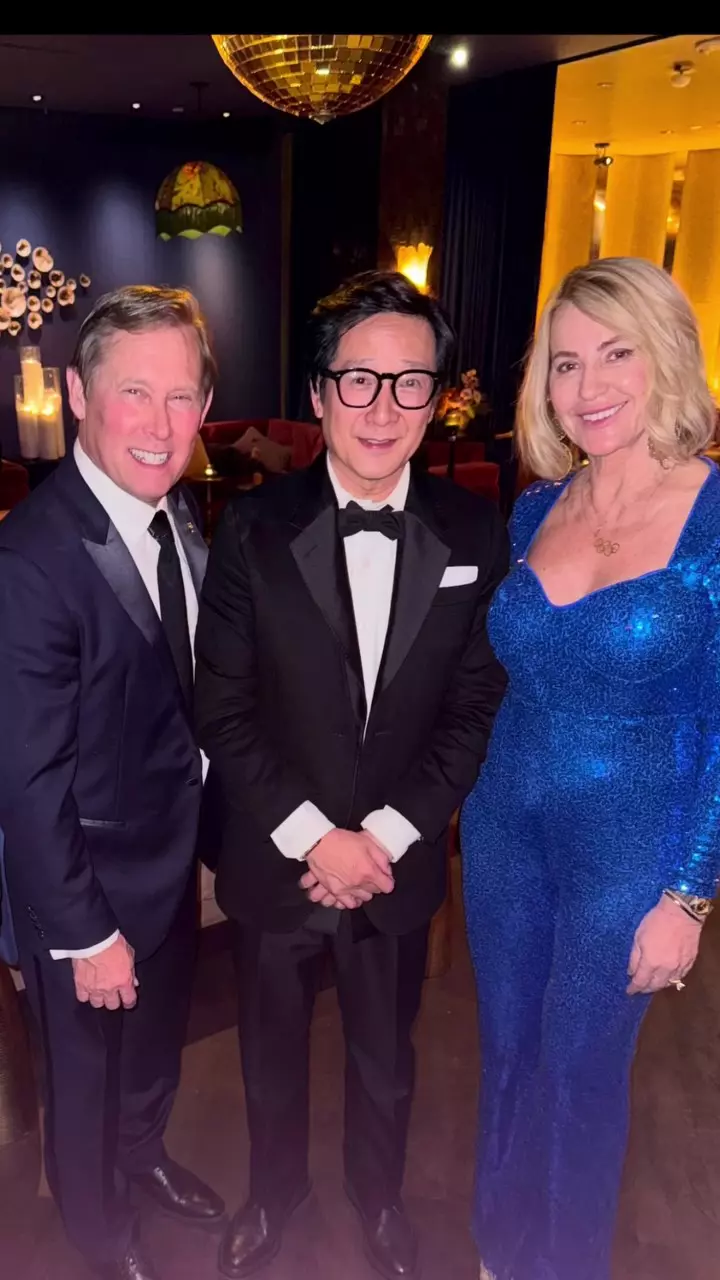 Nadia Comăneci, soțul ei, Bart Conner, și Ke Huy Quan la after-party Globurile de Aur 2025 (2)