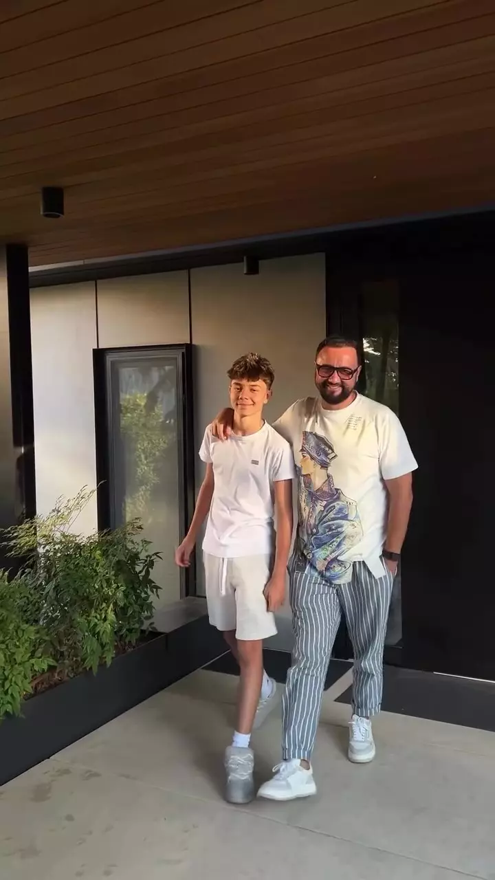 Andra și Cătălin Măruță intrare casa (2)