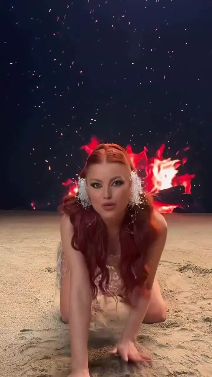 Elena Gheorghe în videoclipul piesei „Voodoo” (3)