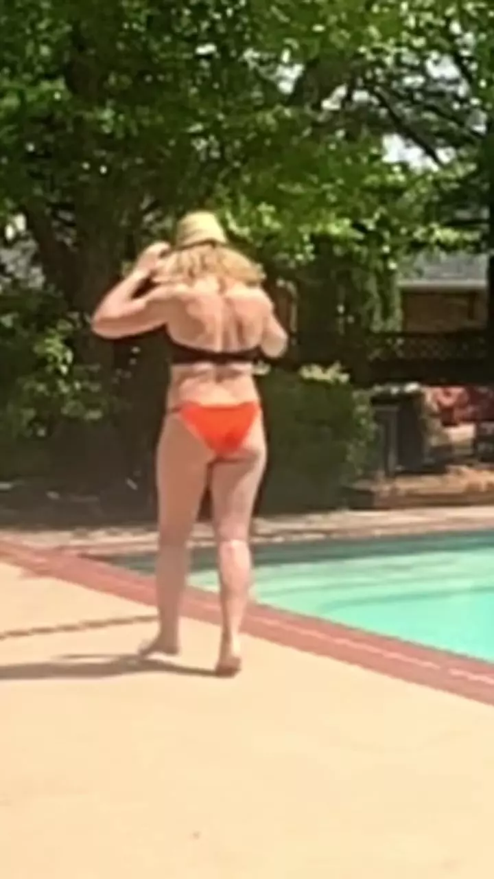 Nadia Comăneci în costum de baie la 63 de ani (2)