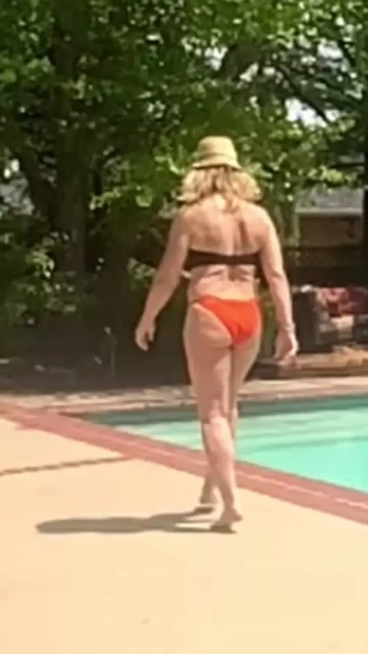 Nadia Comăneci în costum de baie la 63 de ani (3)