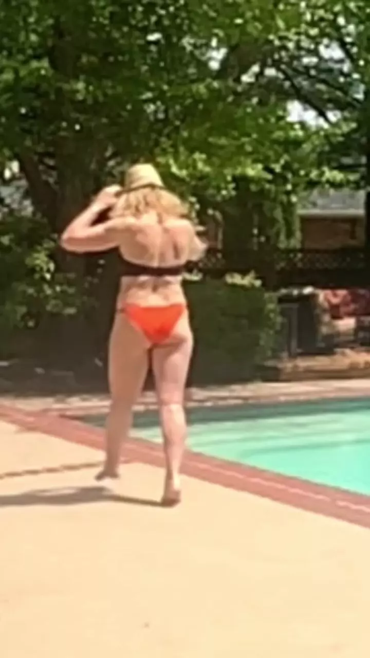 Nadia Comăneci în costum de baie la 63 de ani (4)