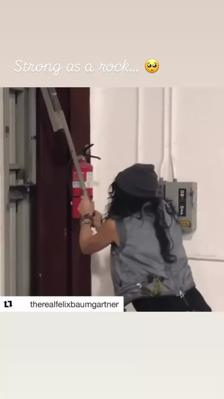 Mihaela Rădulescu video Felix Baumgartner hangar (2)