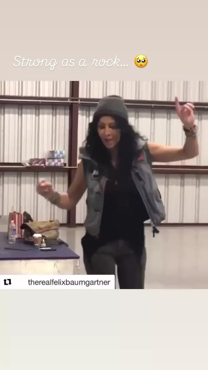 Mihaela Rădulescu video Felix Baumgartner hangar (5)