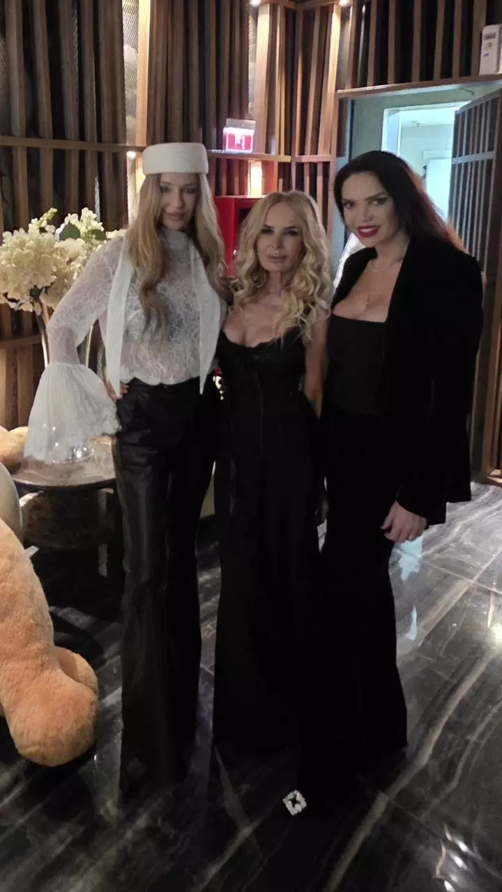 Tania Budi, Daniela Gyorfi și Cristina Spătar Cristina Spătar și Daniela Gyorfi la aniversarea de 59 de ani a lui Cătălin Botezatu