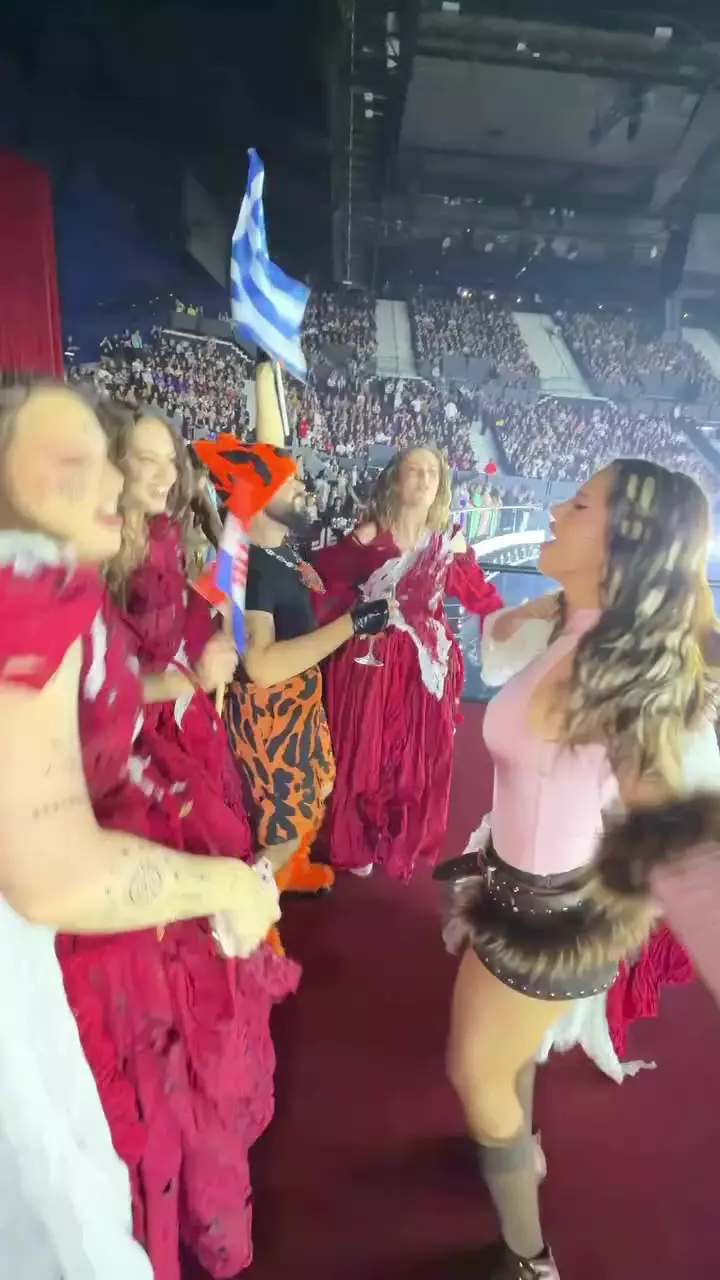Dara, câștigătoarea Eurovision 2026, în timp ce cânta Alexandra Căpitănescu (1)