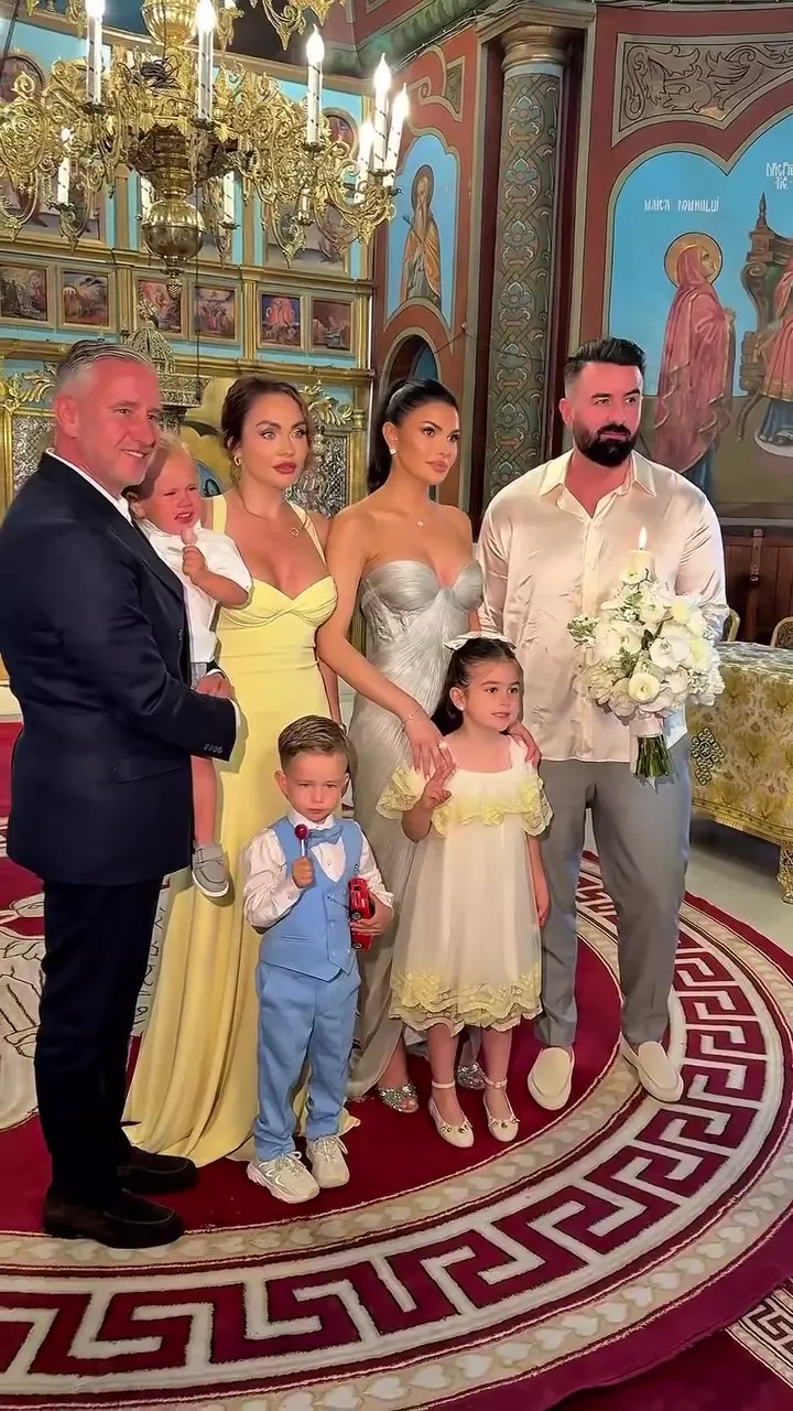 Laurențiu Reghecampf, Corina Caciuc, băieții lor, Liam și Landon, și nașii, la botezul fiului cel mic