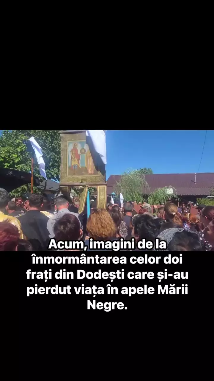 Imagini de la înmormântarea celor doi frați înecați la Olimp (4)