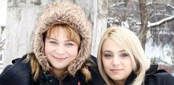 Anca sigartau si fiica ei