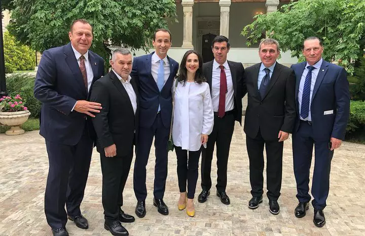 Andreea Răducan este multiplu medaliată cu aur și argint la campionatele mondiale de gimnastică artistică